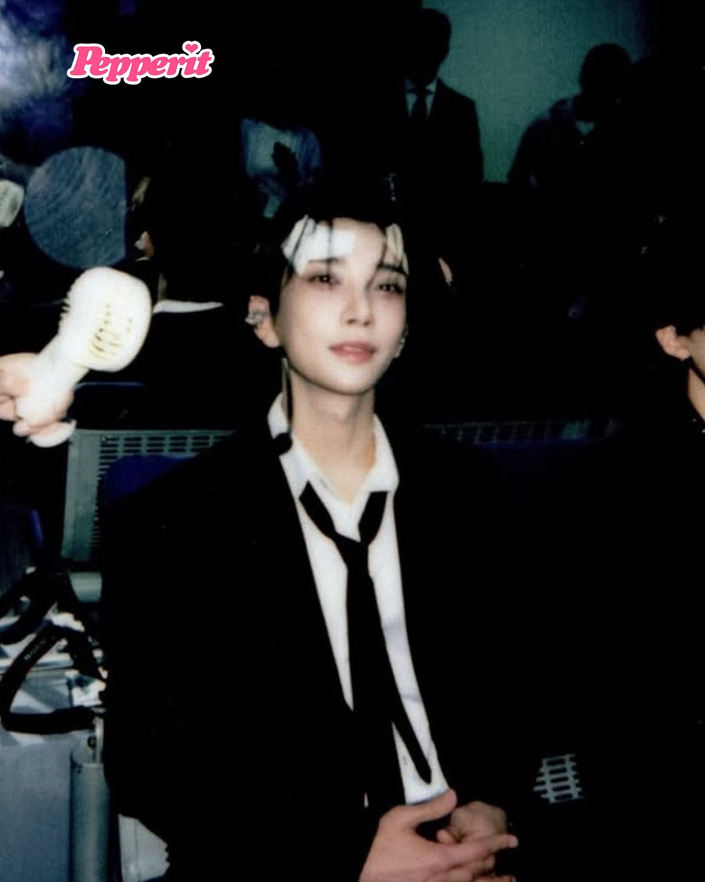 세븐틴 정한·조슈아, 필름 속 대기실 분위기 담은 비하인드 컷 공개