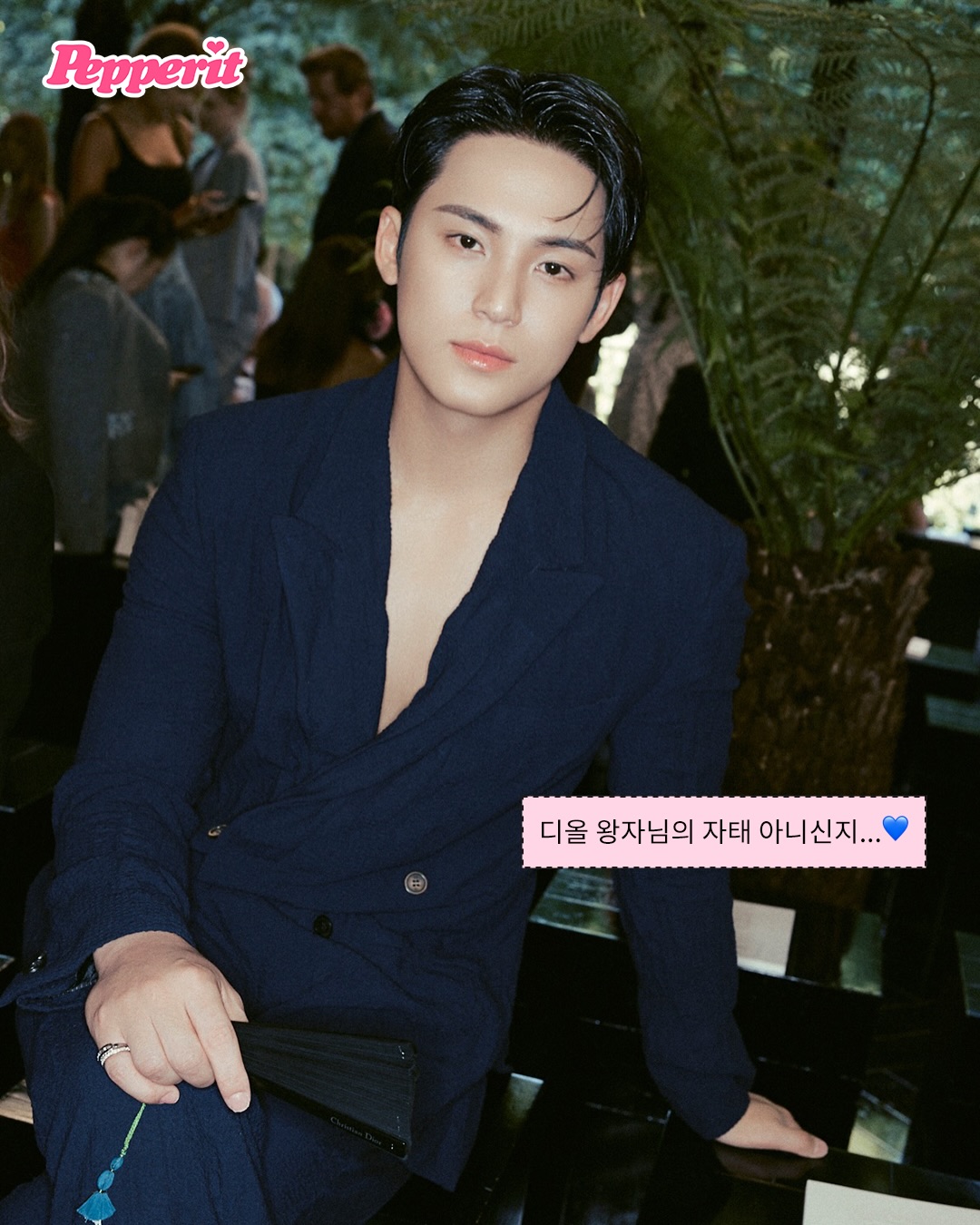 디올 쇼장 찾은 민규, 네이비 테일러링으로 완성한 왕자님 비주얼