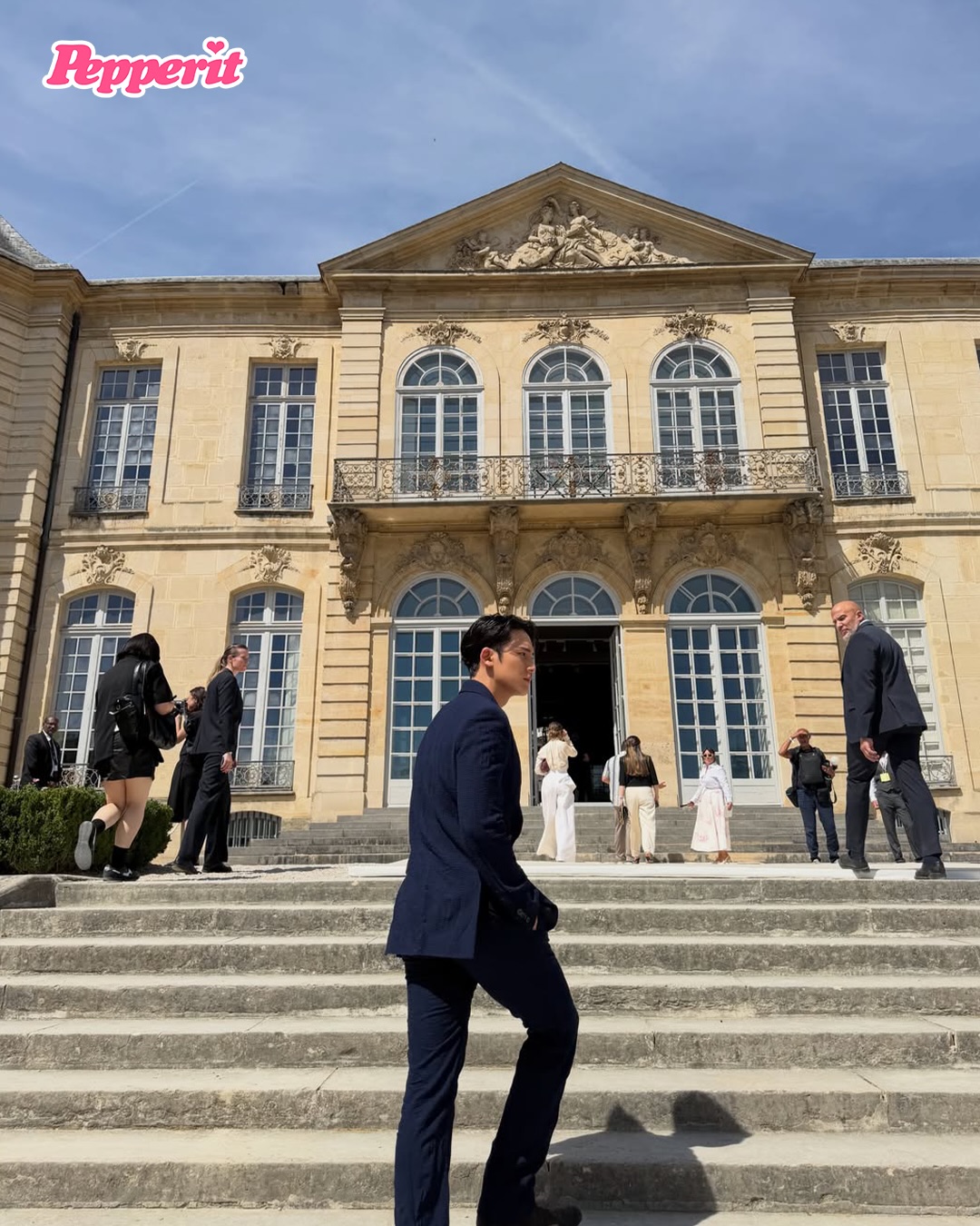 디올 쇼장 찾은 민규, 네이비 테일러링으로 완성한 왕자님 비주얼