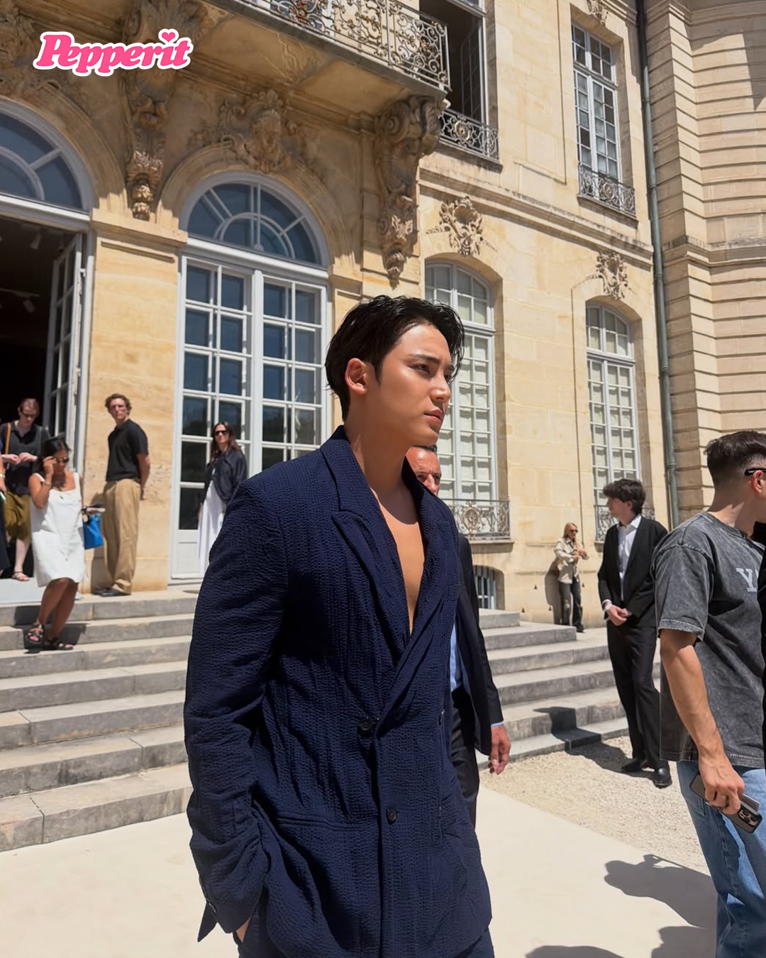 디올 쇼장 찾은 민규, 네이비 테일러링으로 완성한 왕자님 비주얼