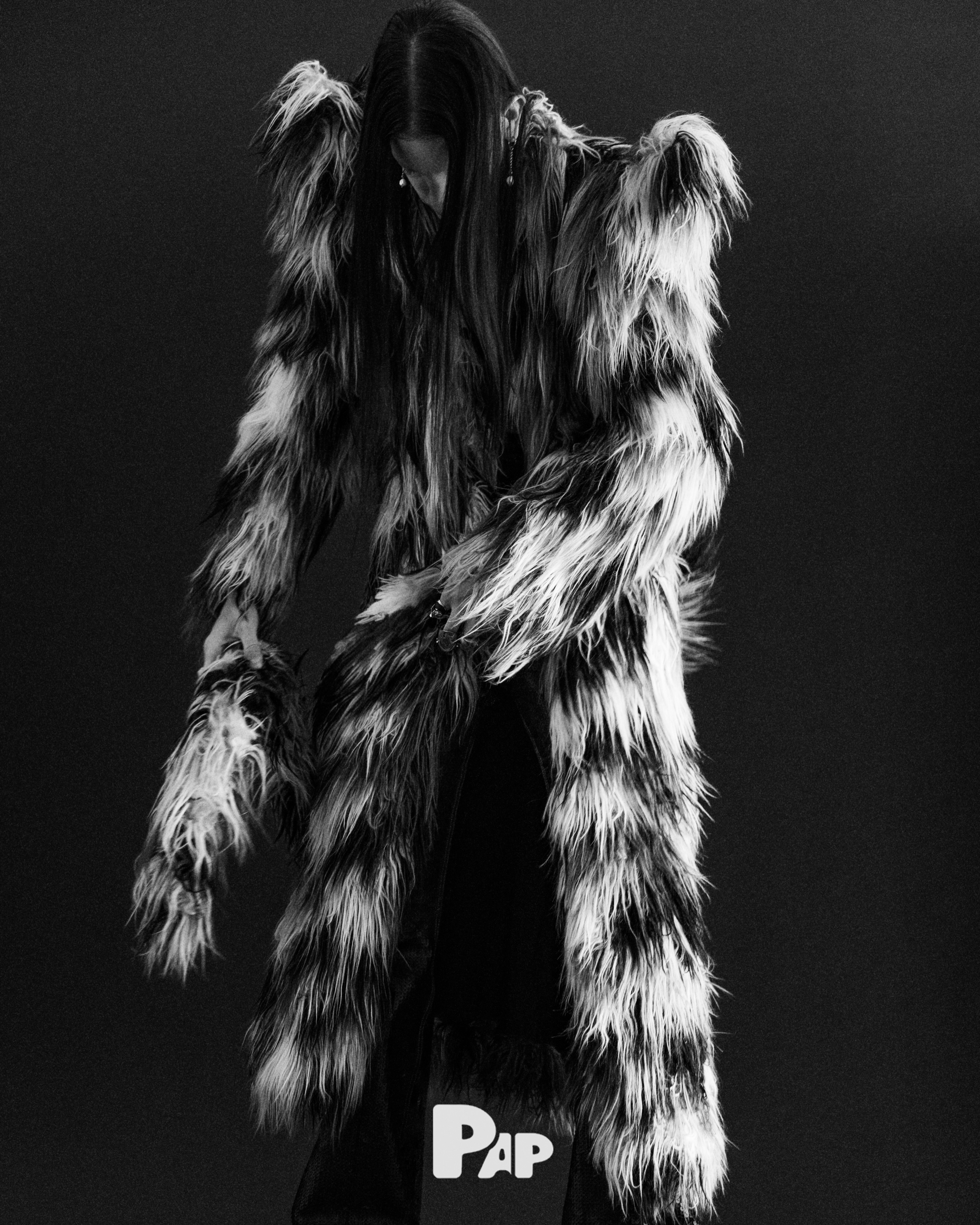 MONOCHROME — Look 2