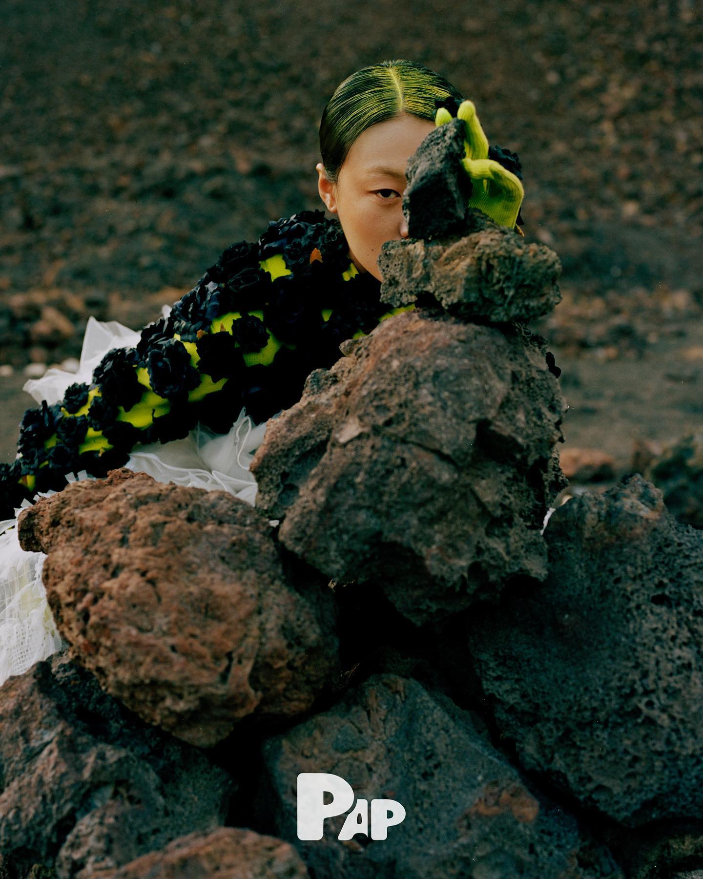 NO MAN'S LAND — Look 3