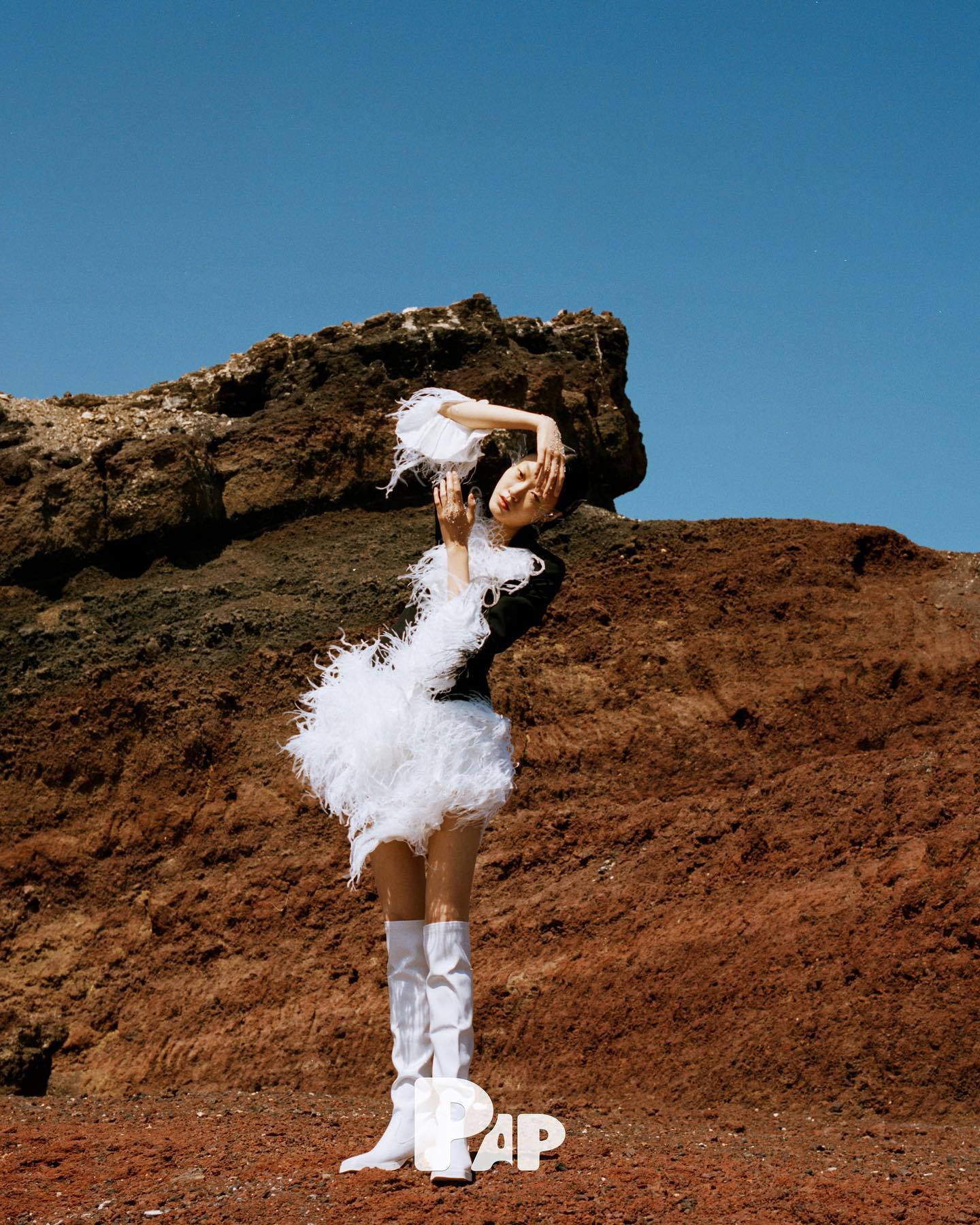 NO MAN'S LAND — Look 5