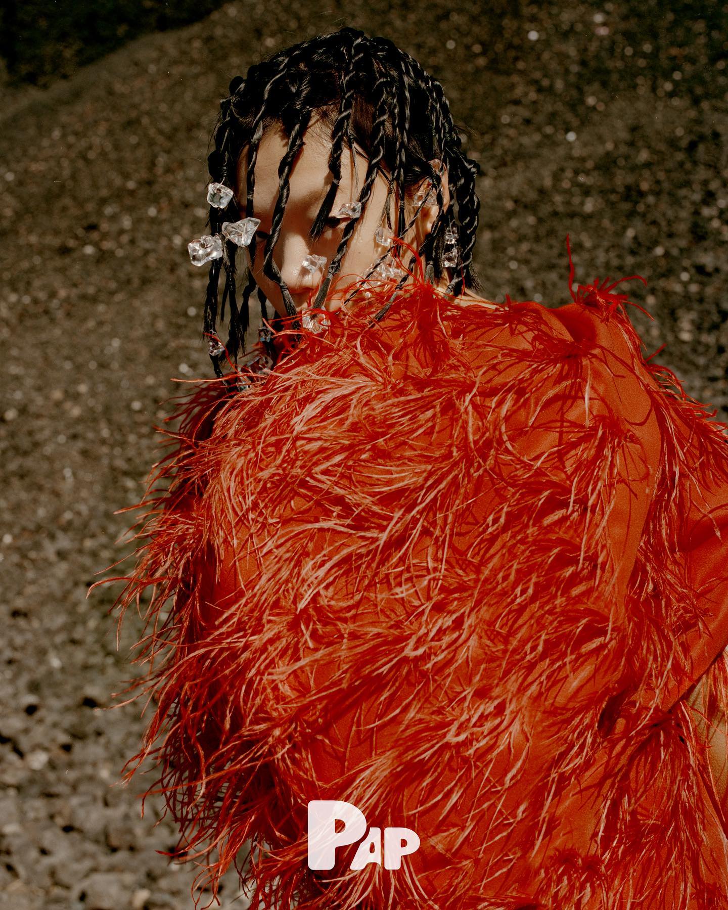 NO MAN'S LAND — Look 6