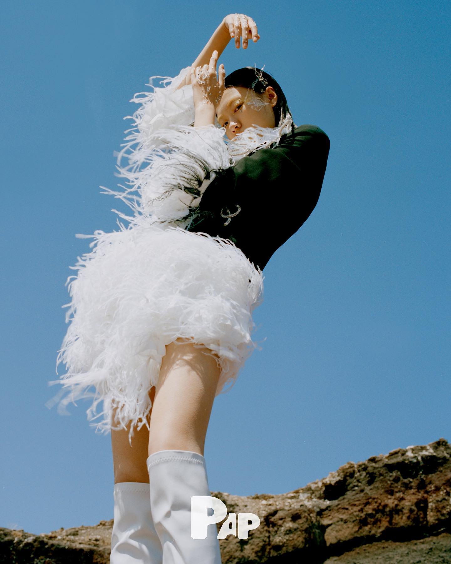 NO MAN'S LAND — Look 9