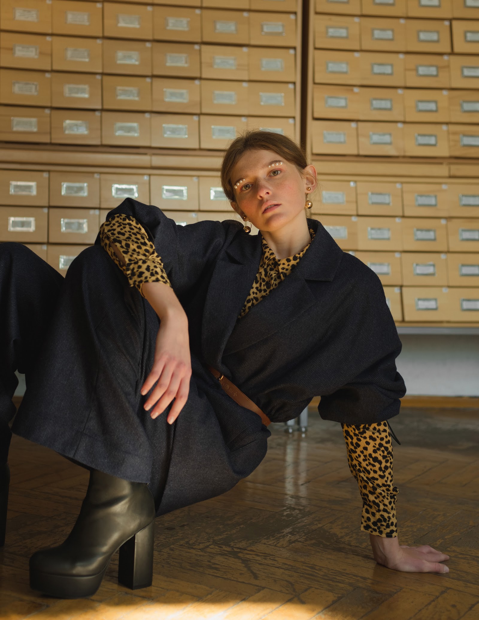 READING ROOM — Look 3