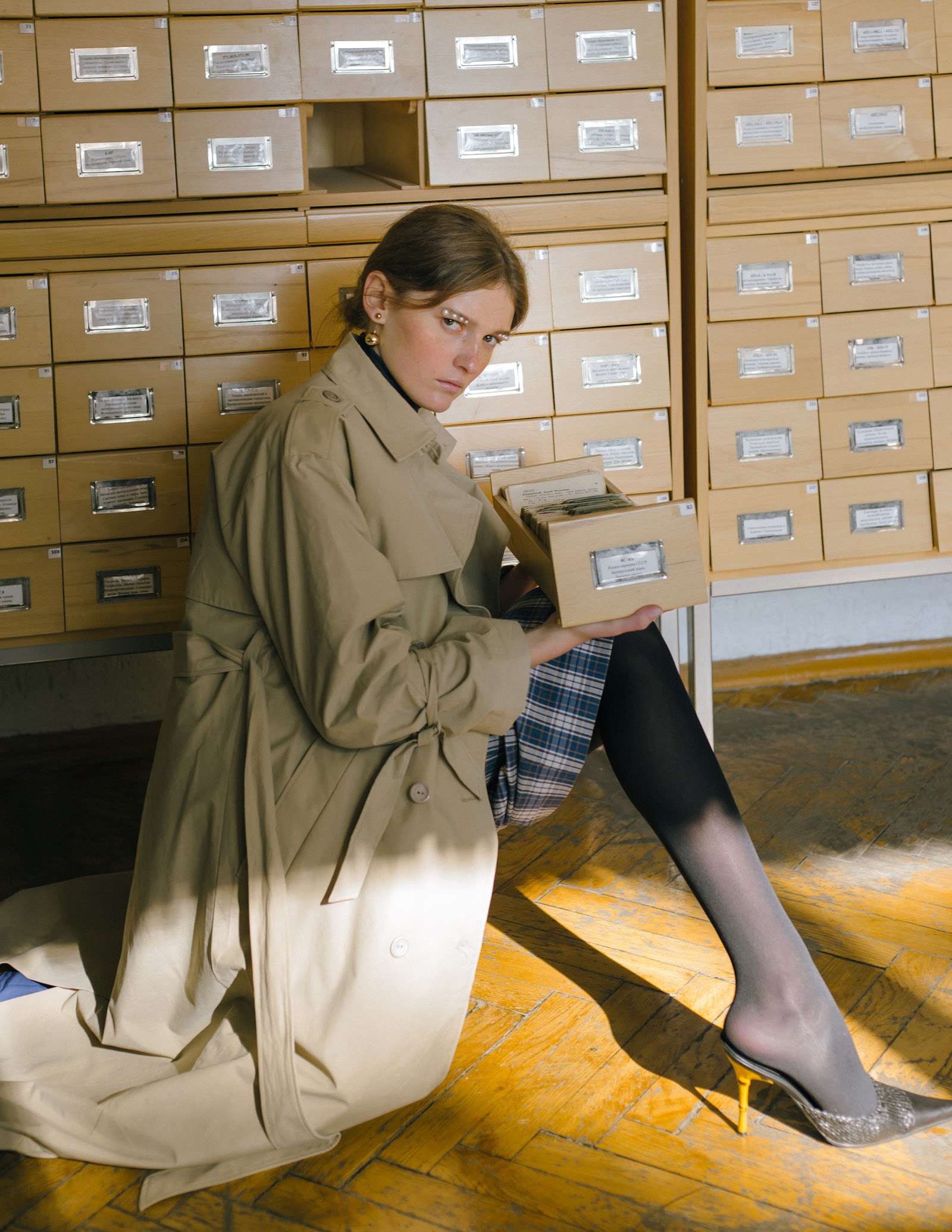 READING ROOM — Look 9