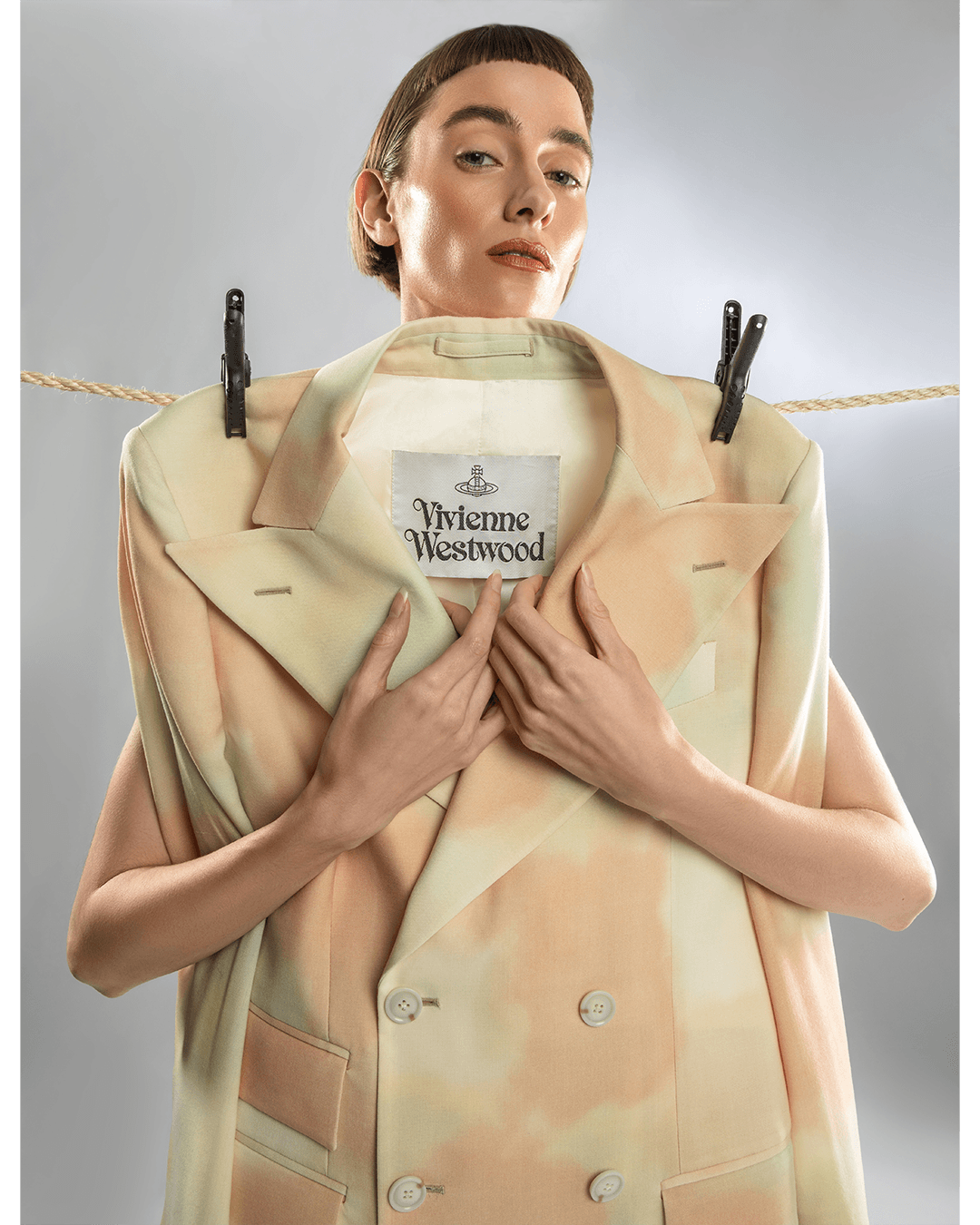 BROKEN IDENTITY — Look 9