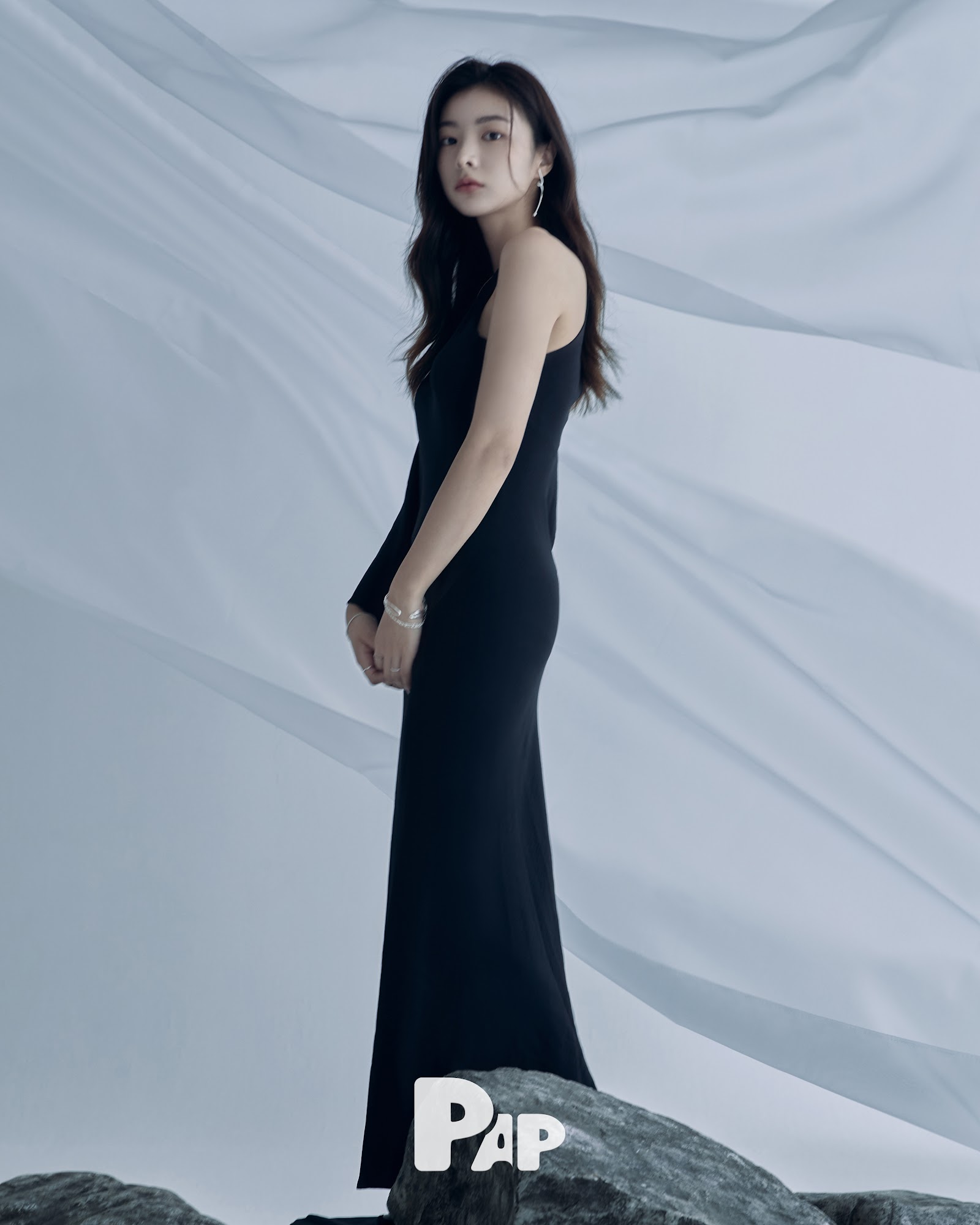 BLOOMING — Look 2