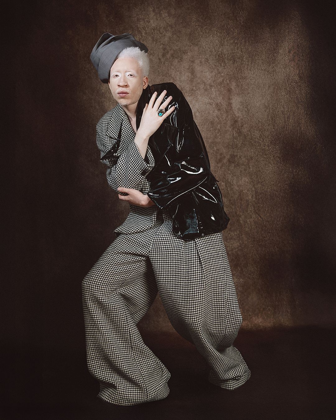 The singular crowd — Look 4