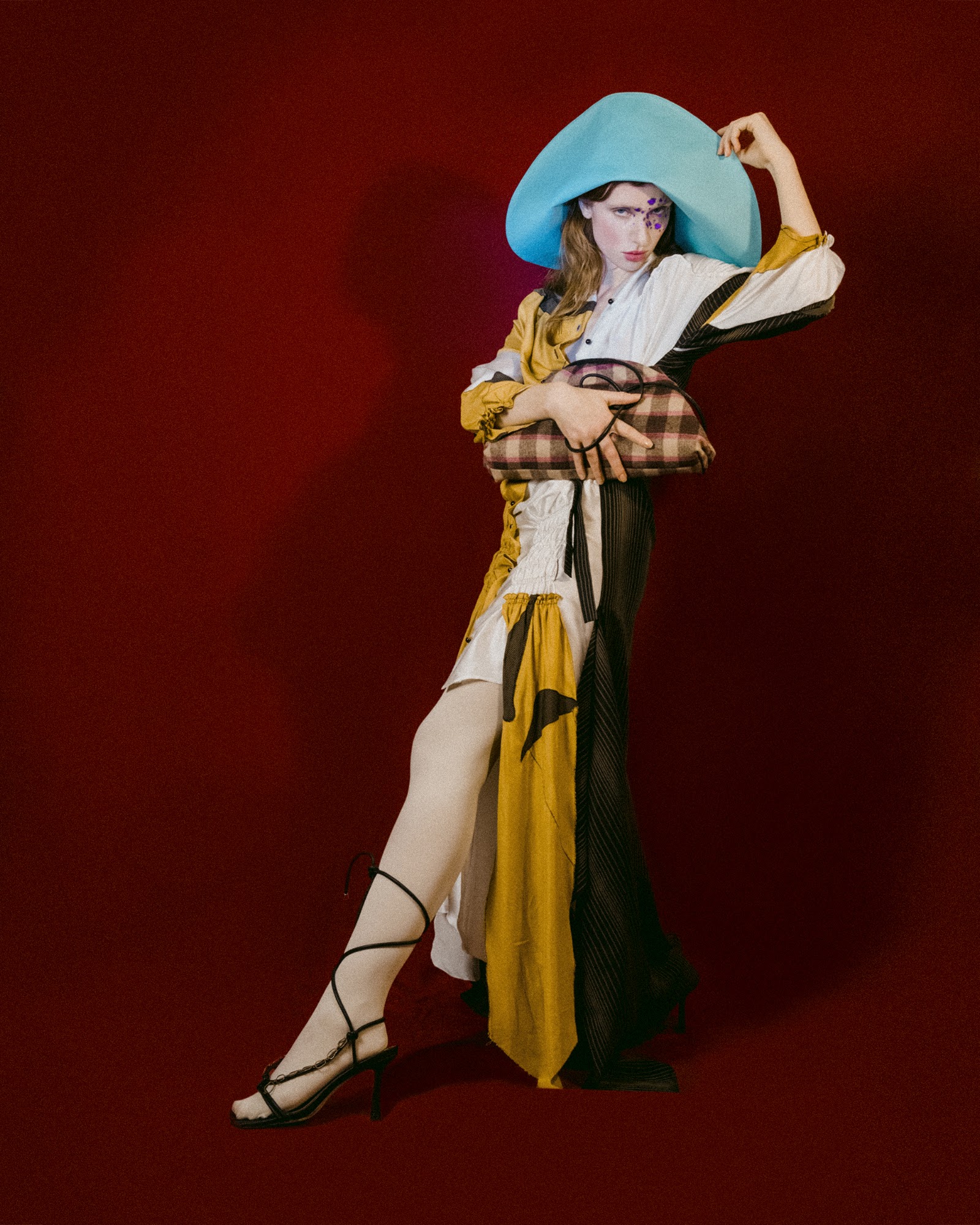 LA STANZA CREMISI — Look 4