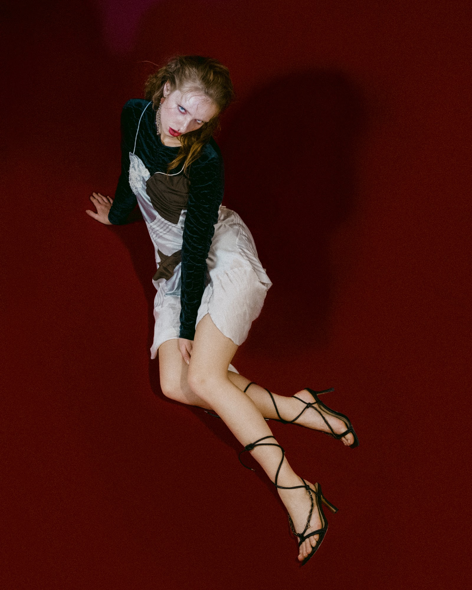 LA STANZA CREMISI — Look 12