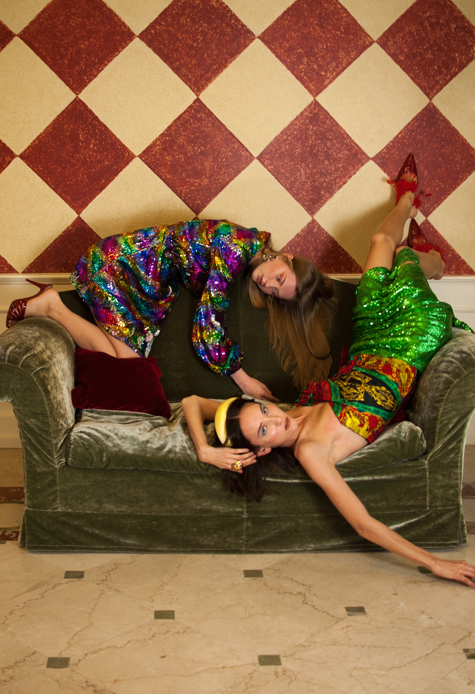 SUICIDE HOTEL — Look 11