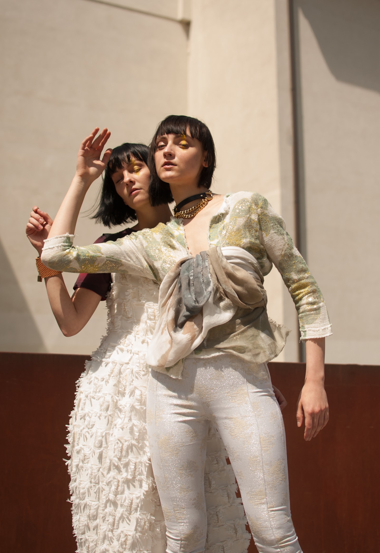 SIDE BY SIDE — Look 11