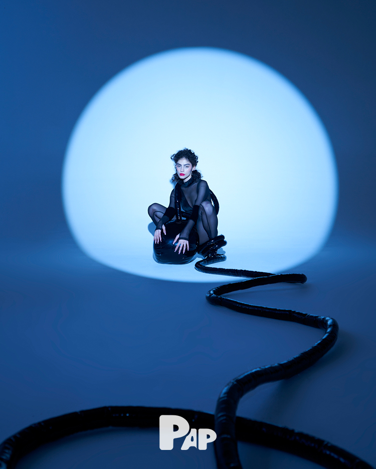 THE RAZOR GIRL — Look 5