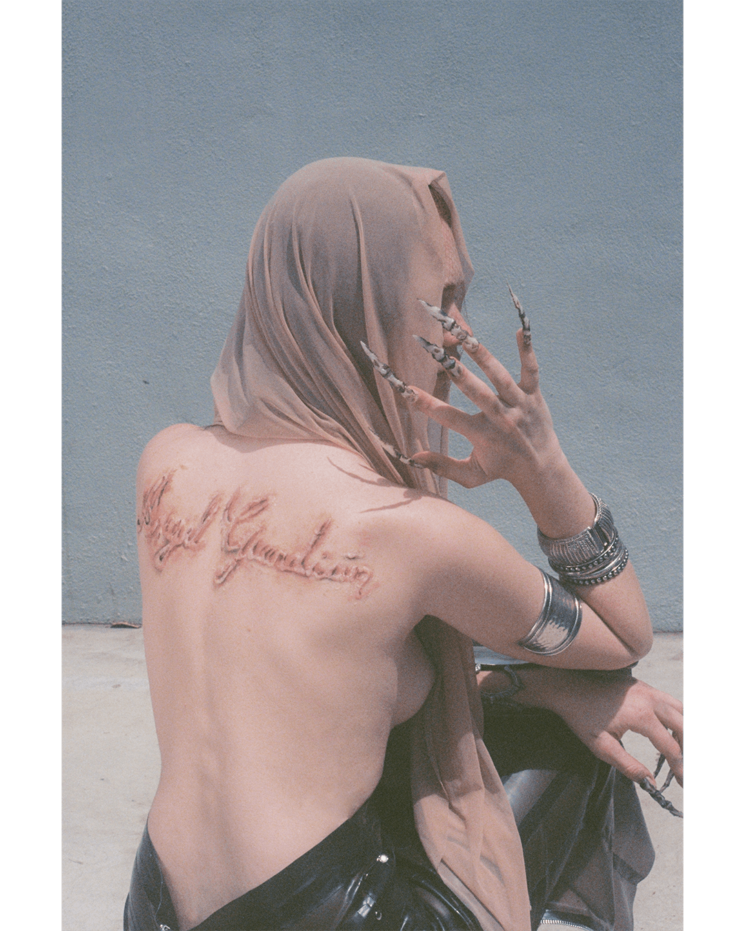 Hooked like a tattoo on the skin — Look 9