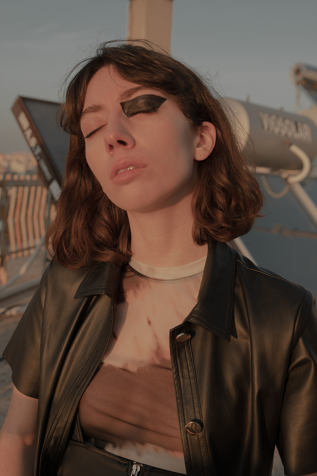 LAVANDERIA SULLA DI CITTA — Look 11