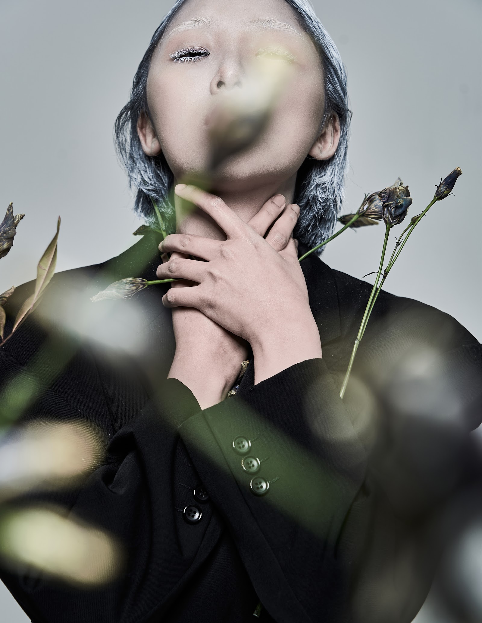 BLOOMING ALONE — Look 2