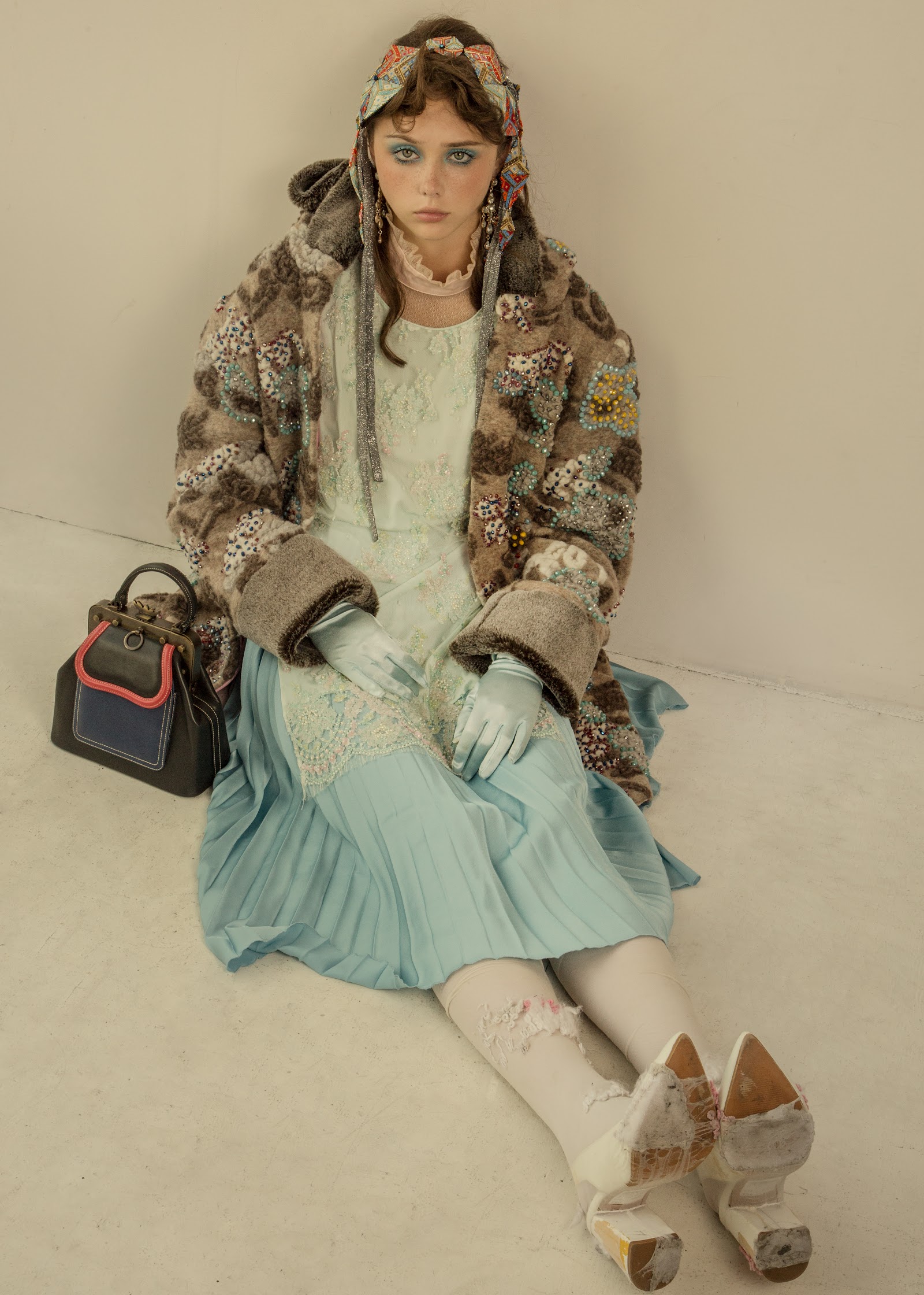 THE DOLLS — Look 10