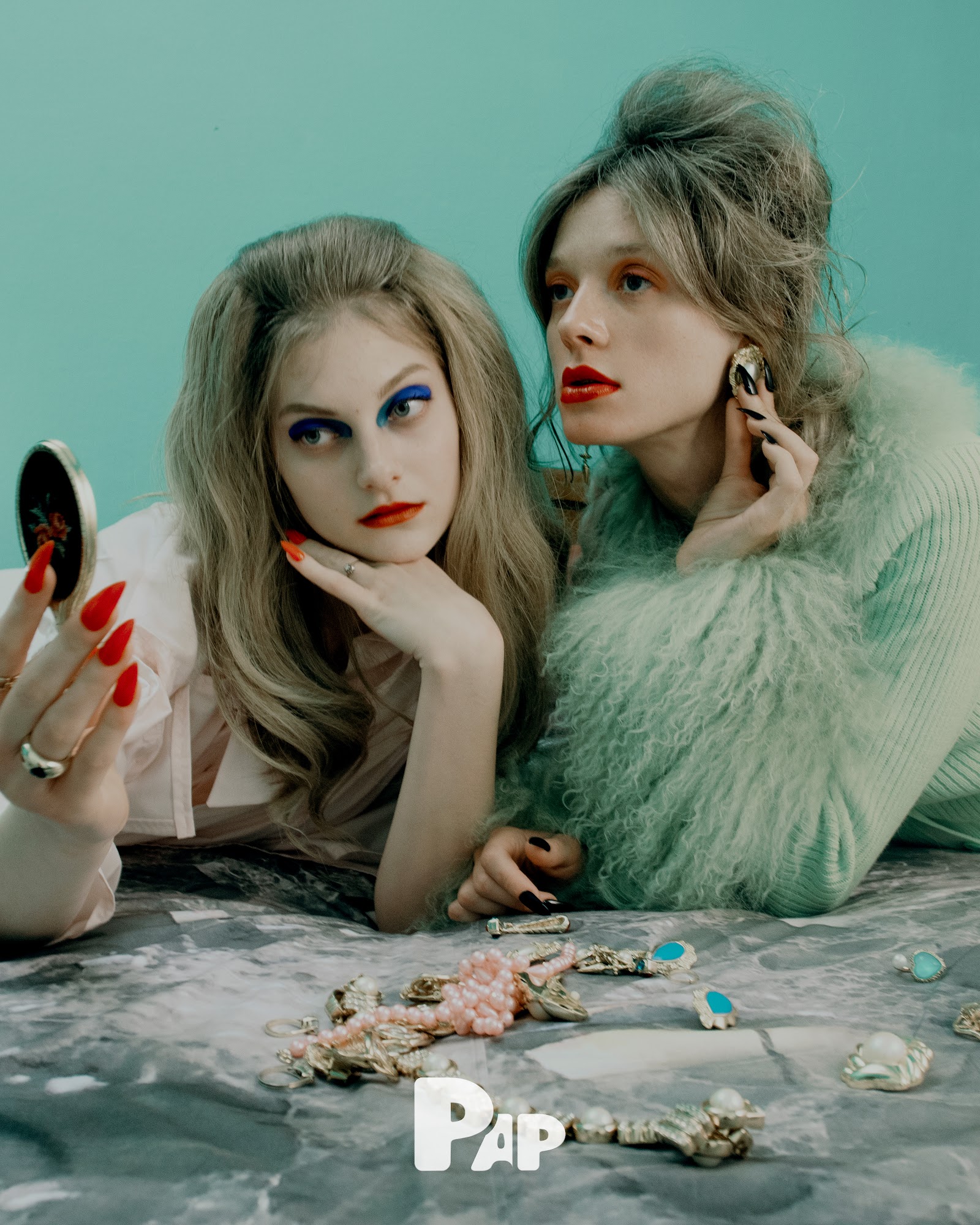 NEW ROOMMATE — Look 14
