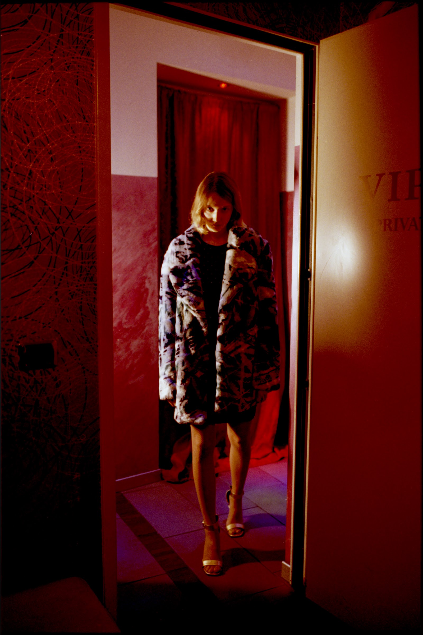 NEON — Look 13