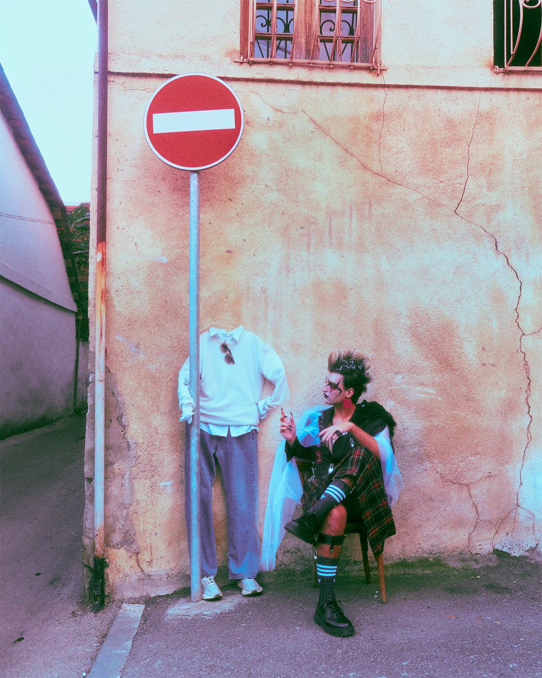 Join a society or be happy? — Look 7