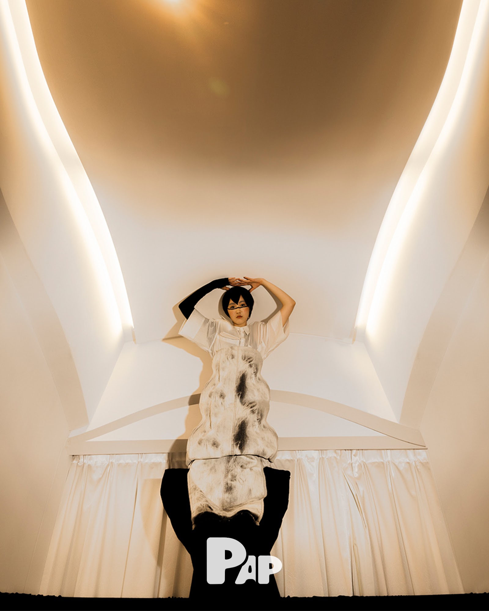 GRAND HOTEL PARADOX — Look 9