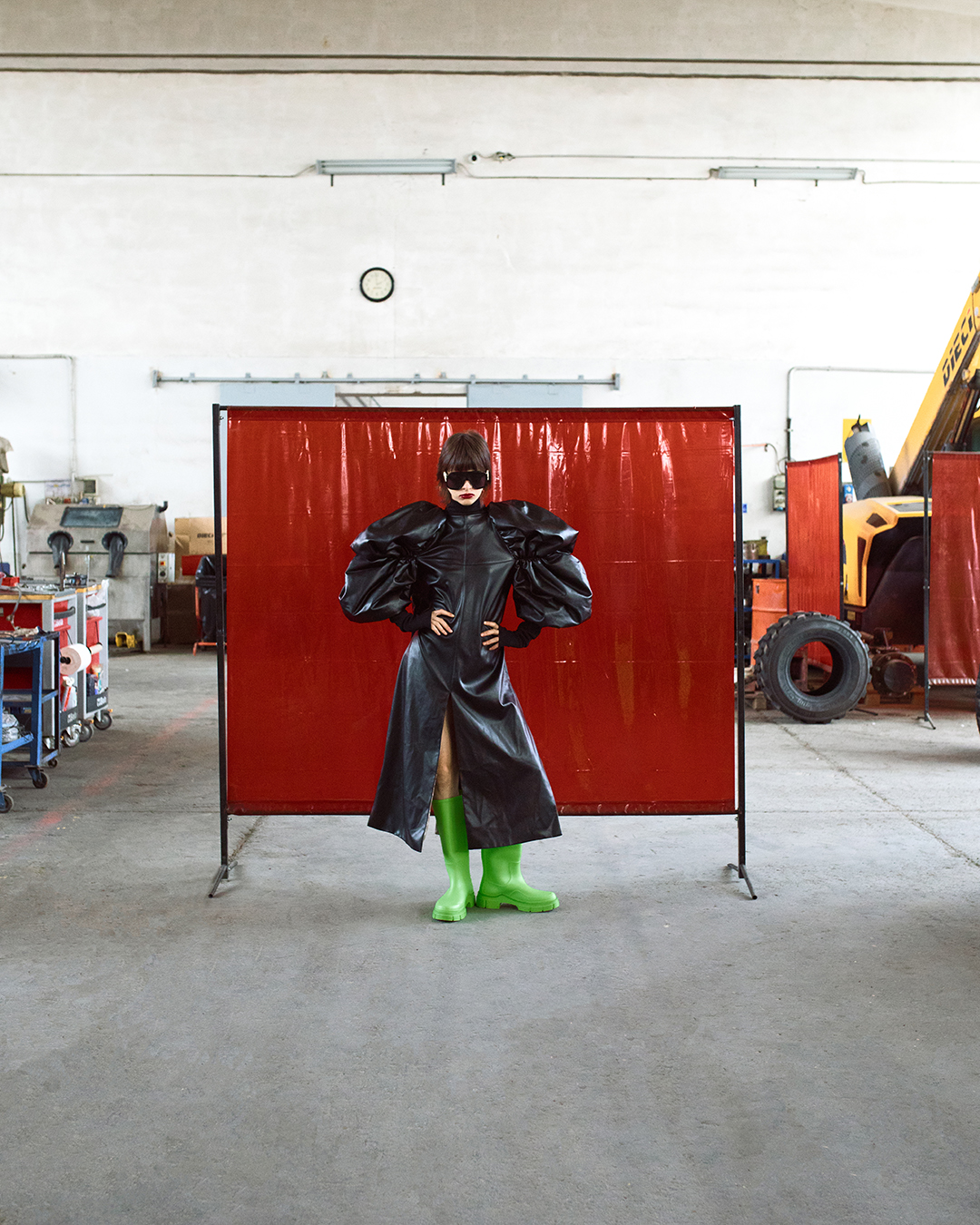 MACHINE WOMAN — Look 15