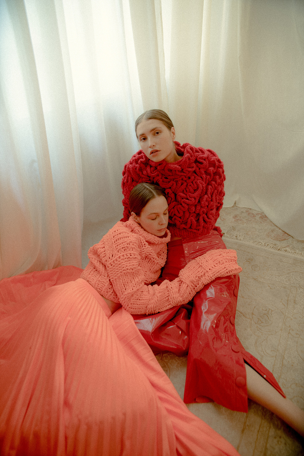 ROMANTIC SISTERHOOD — Look 12