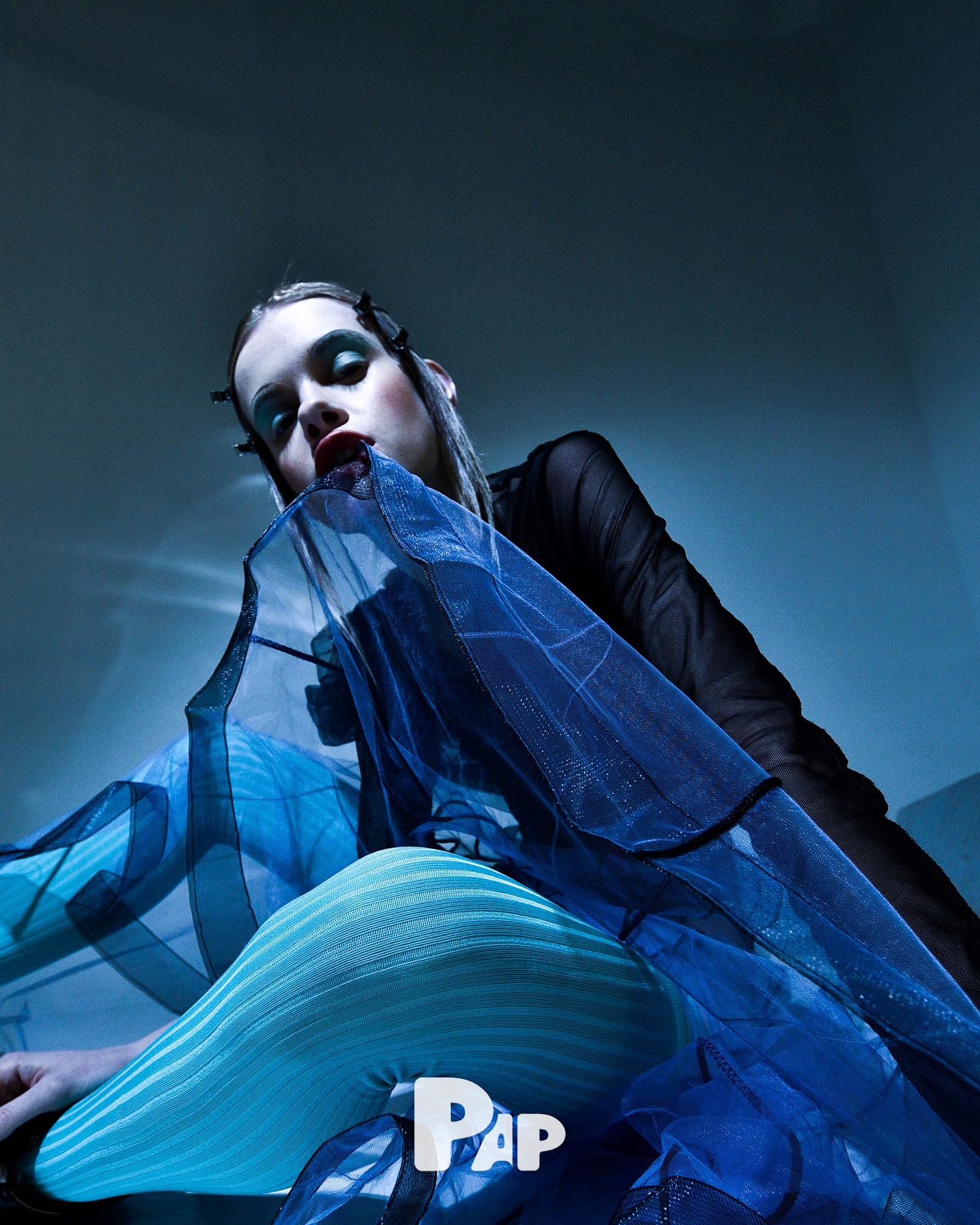 THROUGH THE LOOKING GLASS — Look 7