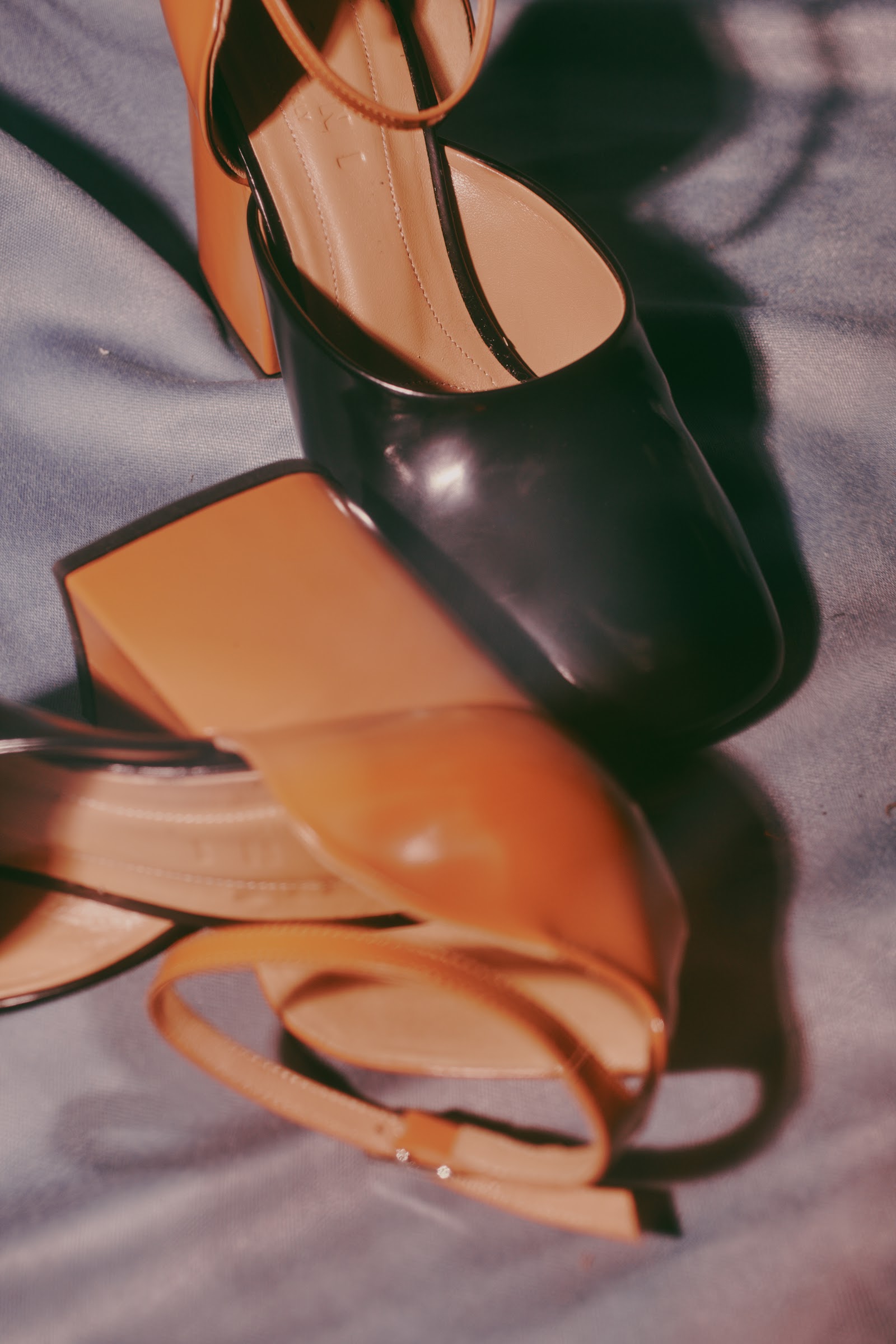 COME CLOSER — Look 10