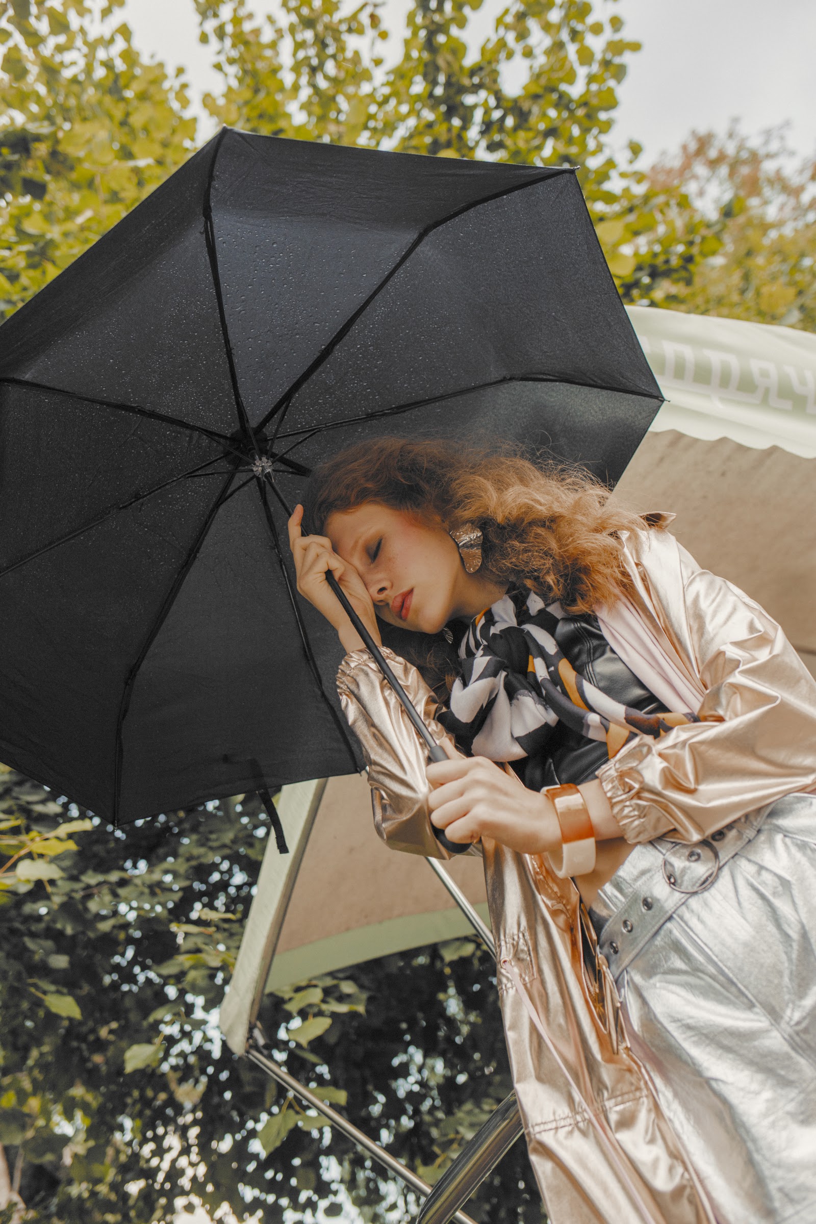 OUTSIDE — Look 2