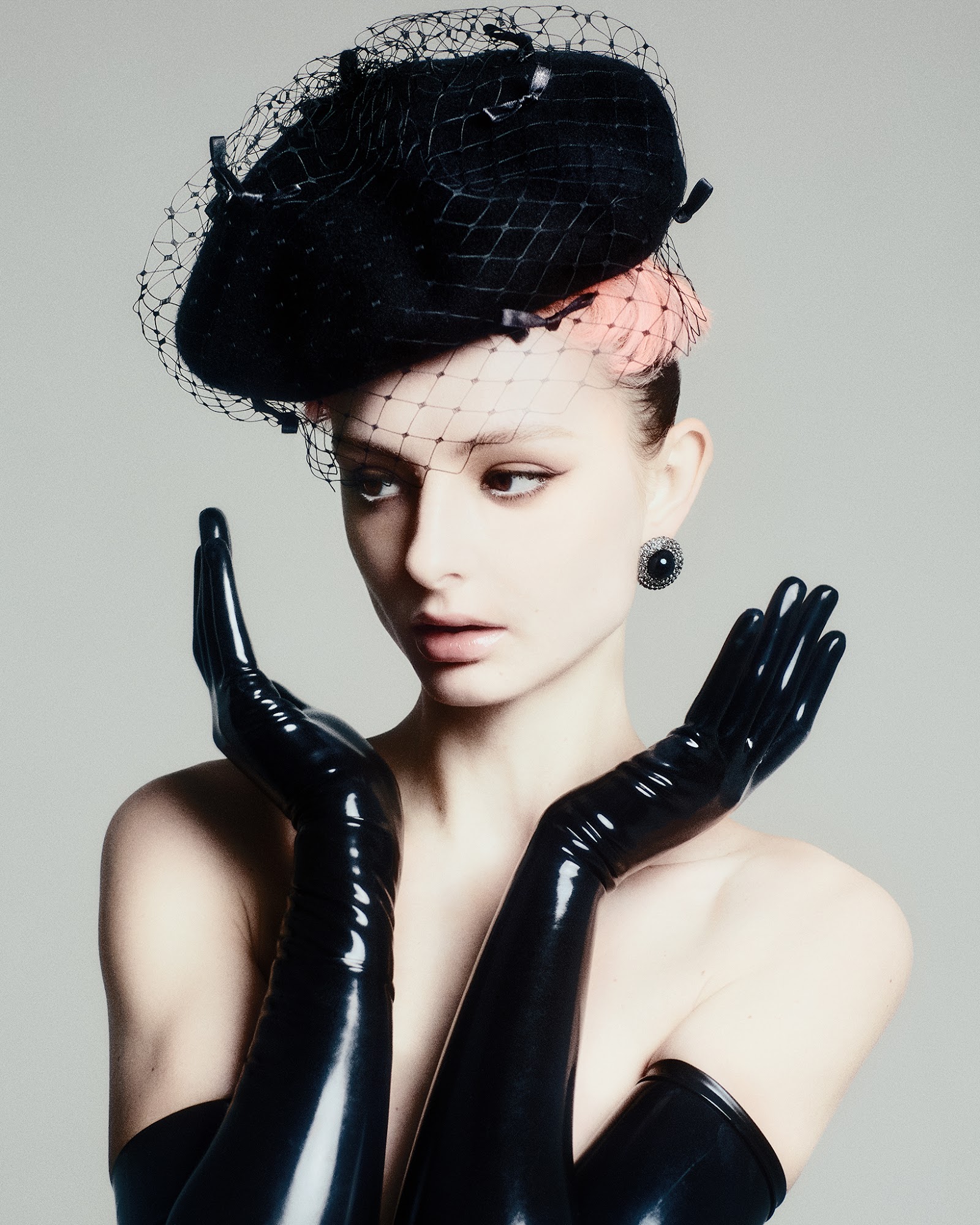 THE MANY FACES OF ALICE — Look 15