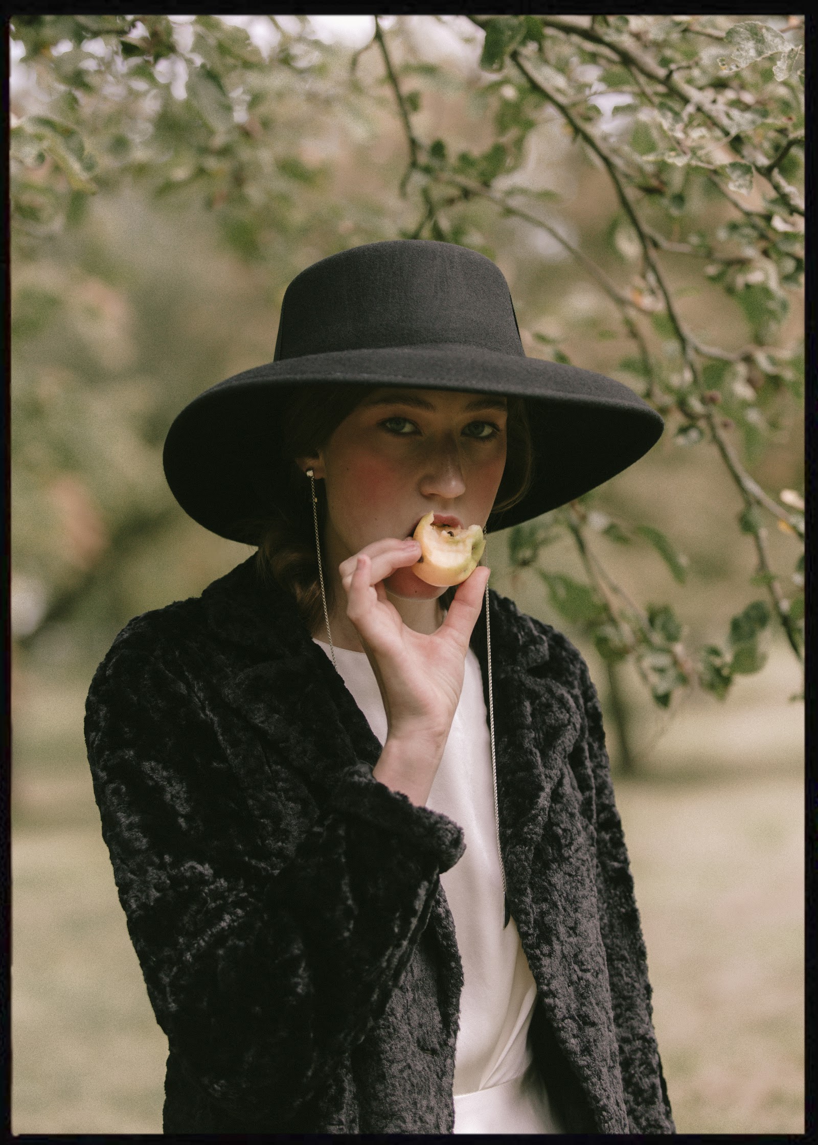 APPLE SEASON — Look 6