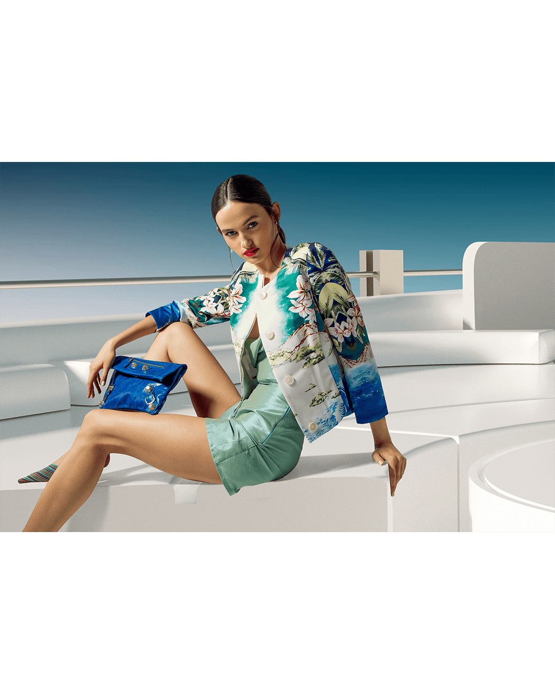 BETWEEN SEA AND SKY — Look 14