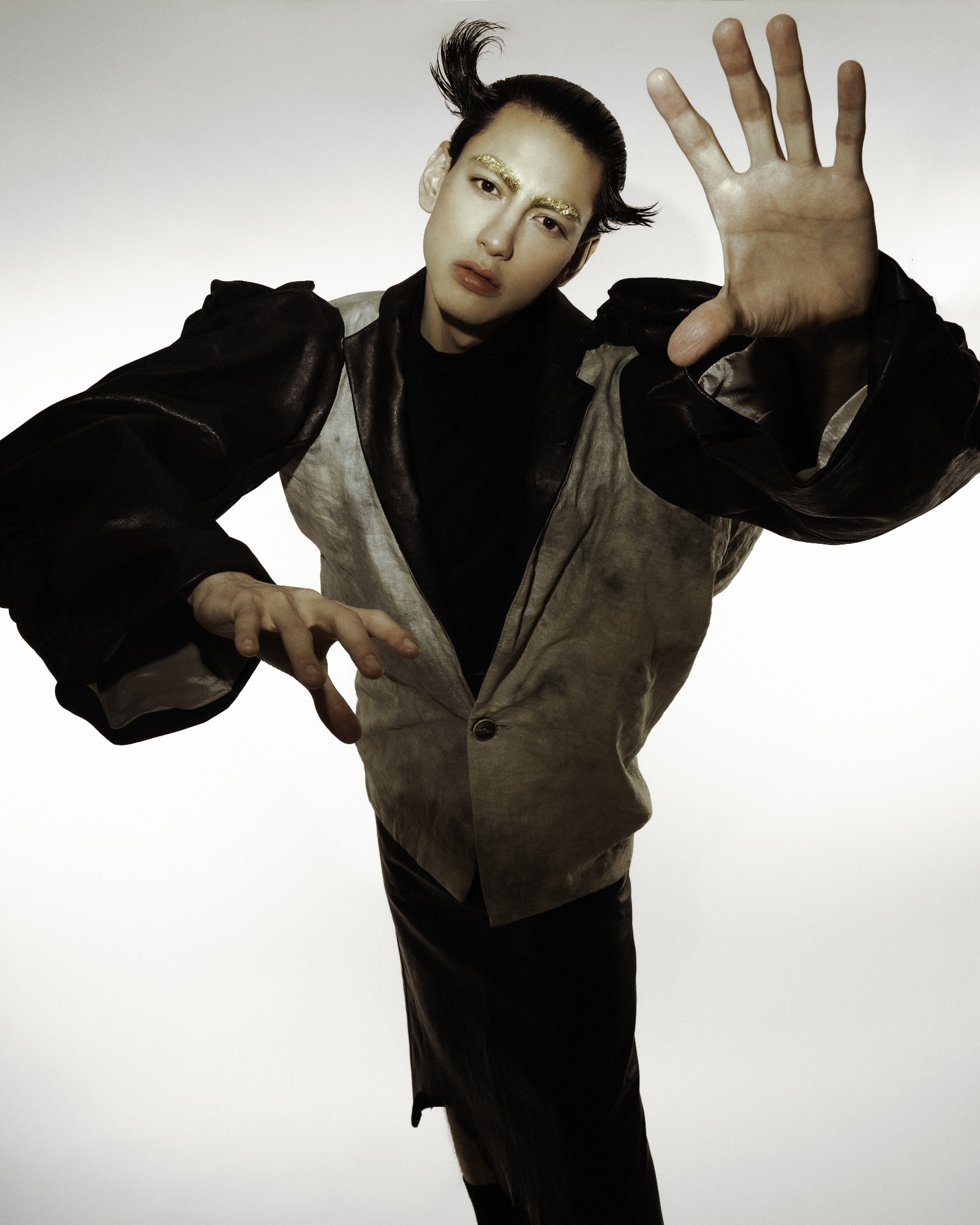 THE PUPPETEER — Look 19