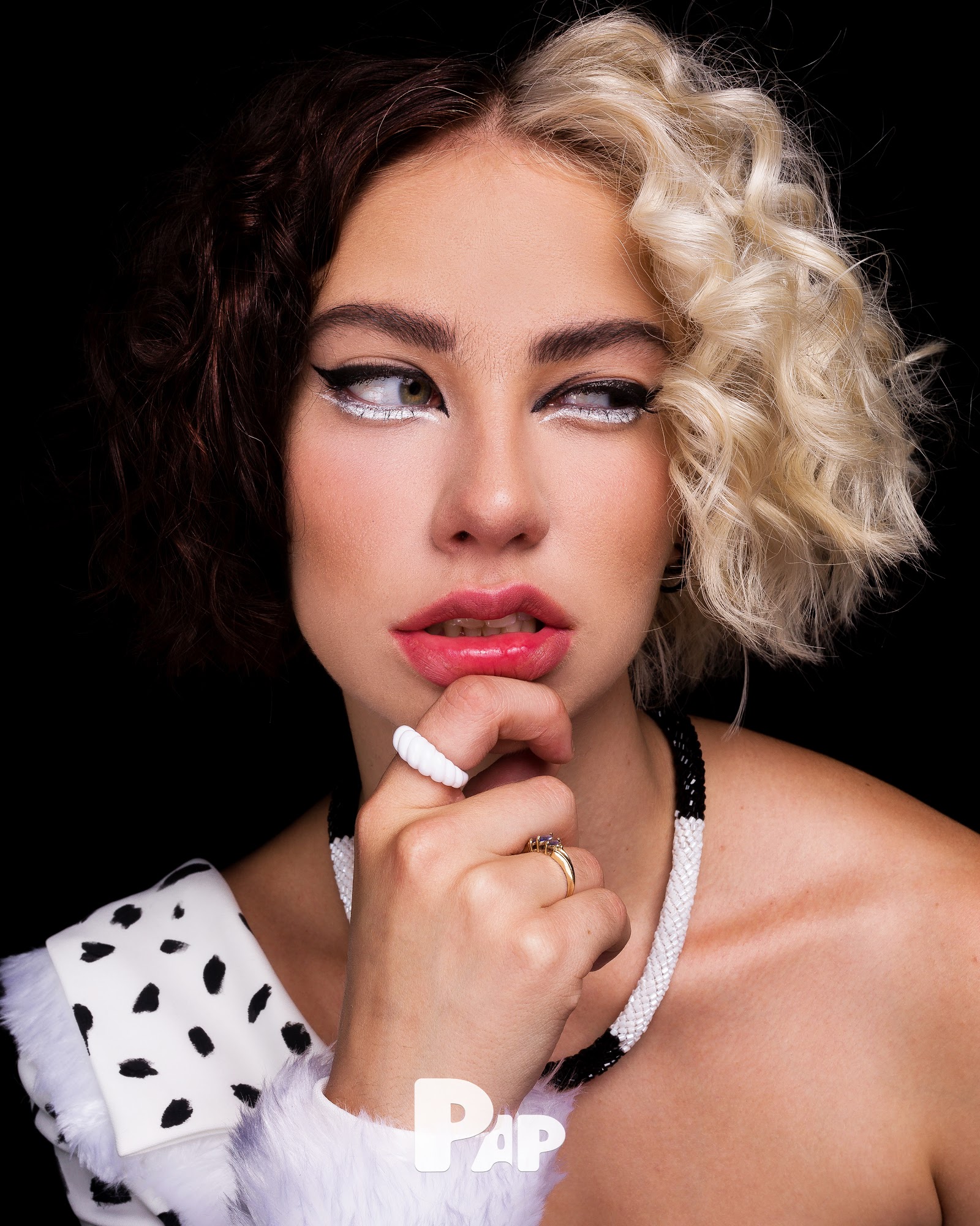CRUELLA — Look 4