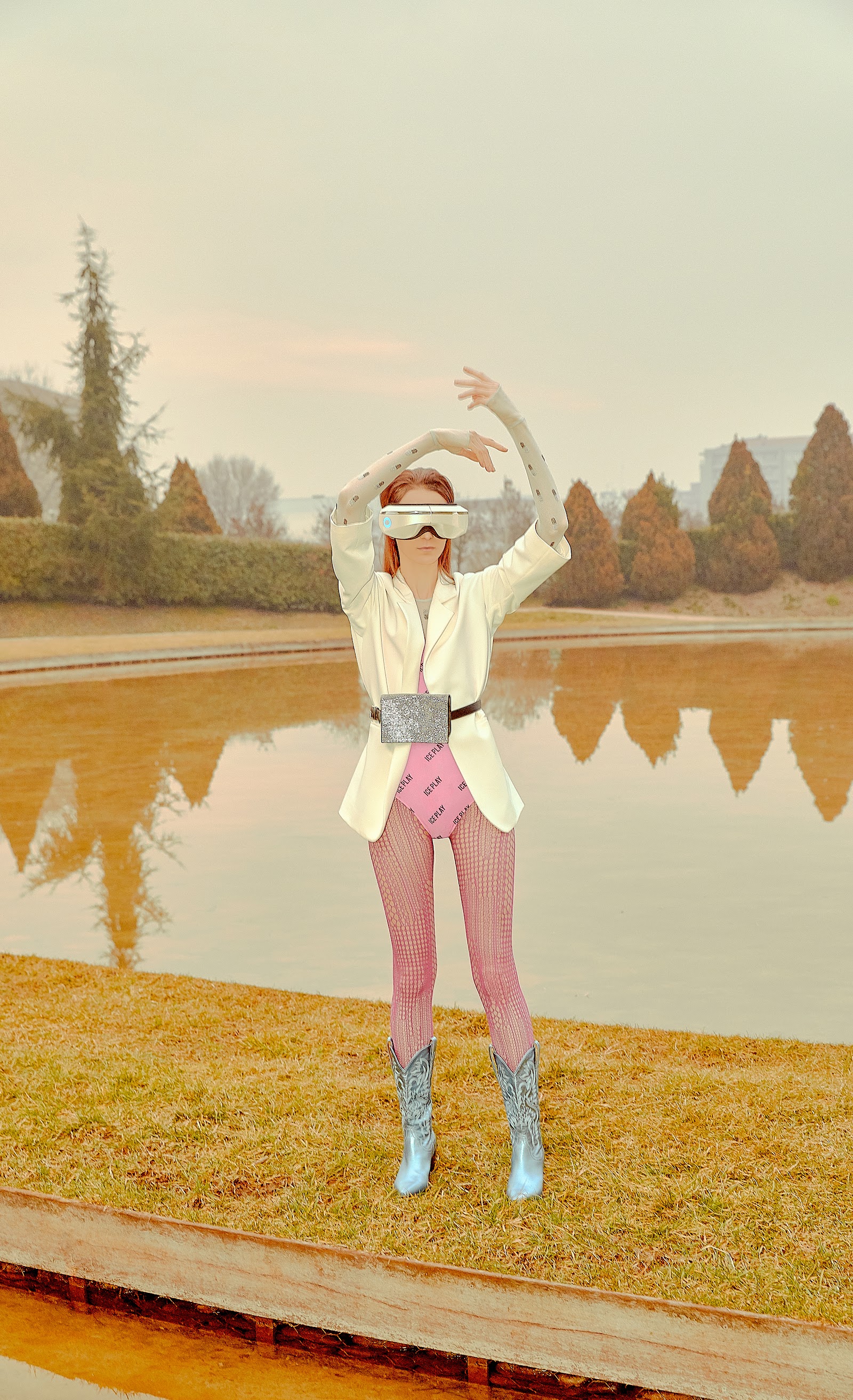 MISSED CALL FROM ANOTHER PLANET — Look 10