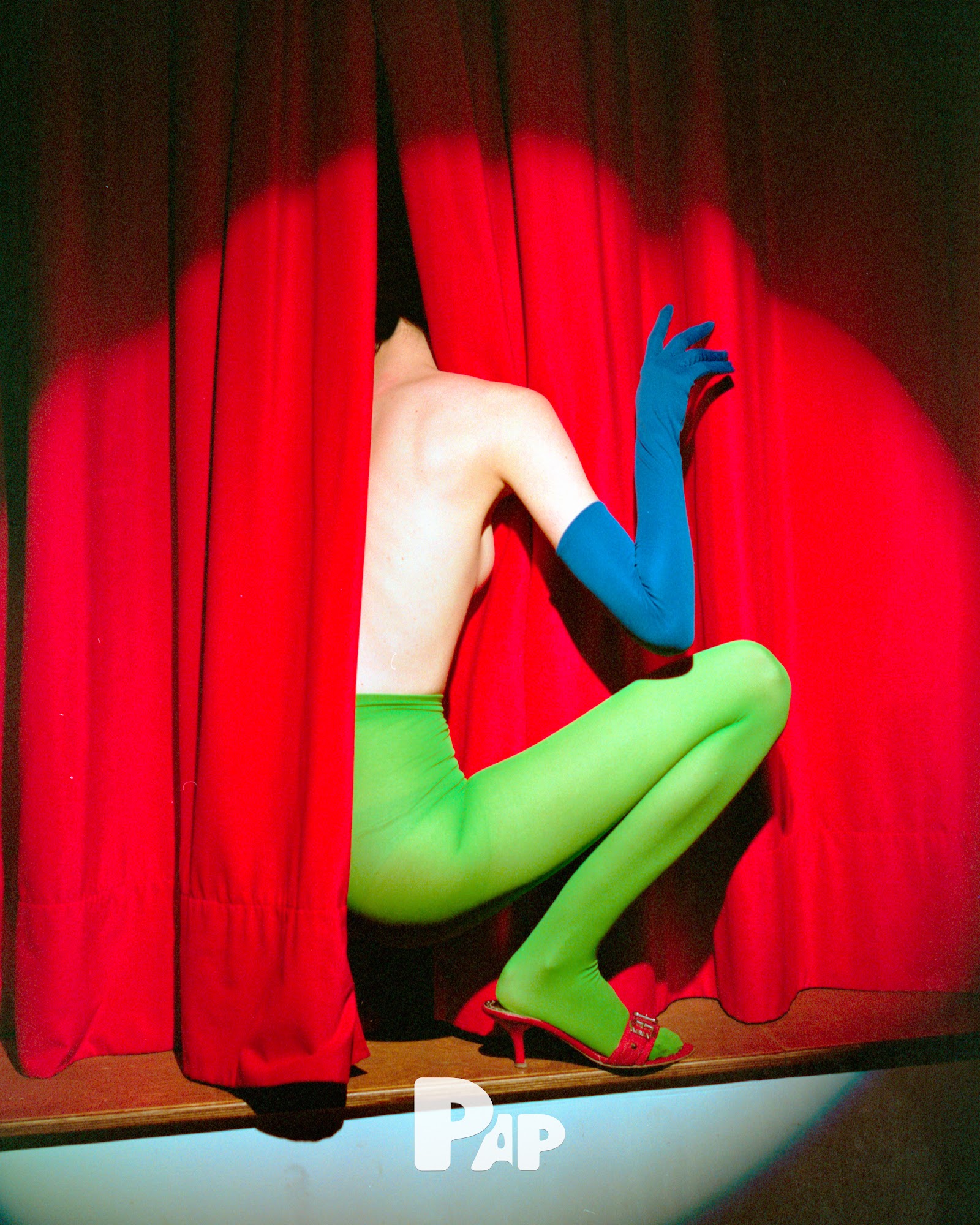 UNDER THE SPOTLIGHT — Look 6