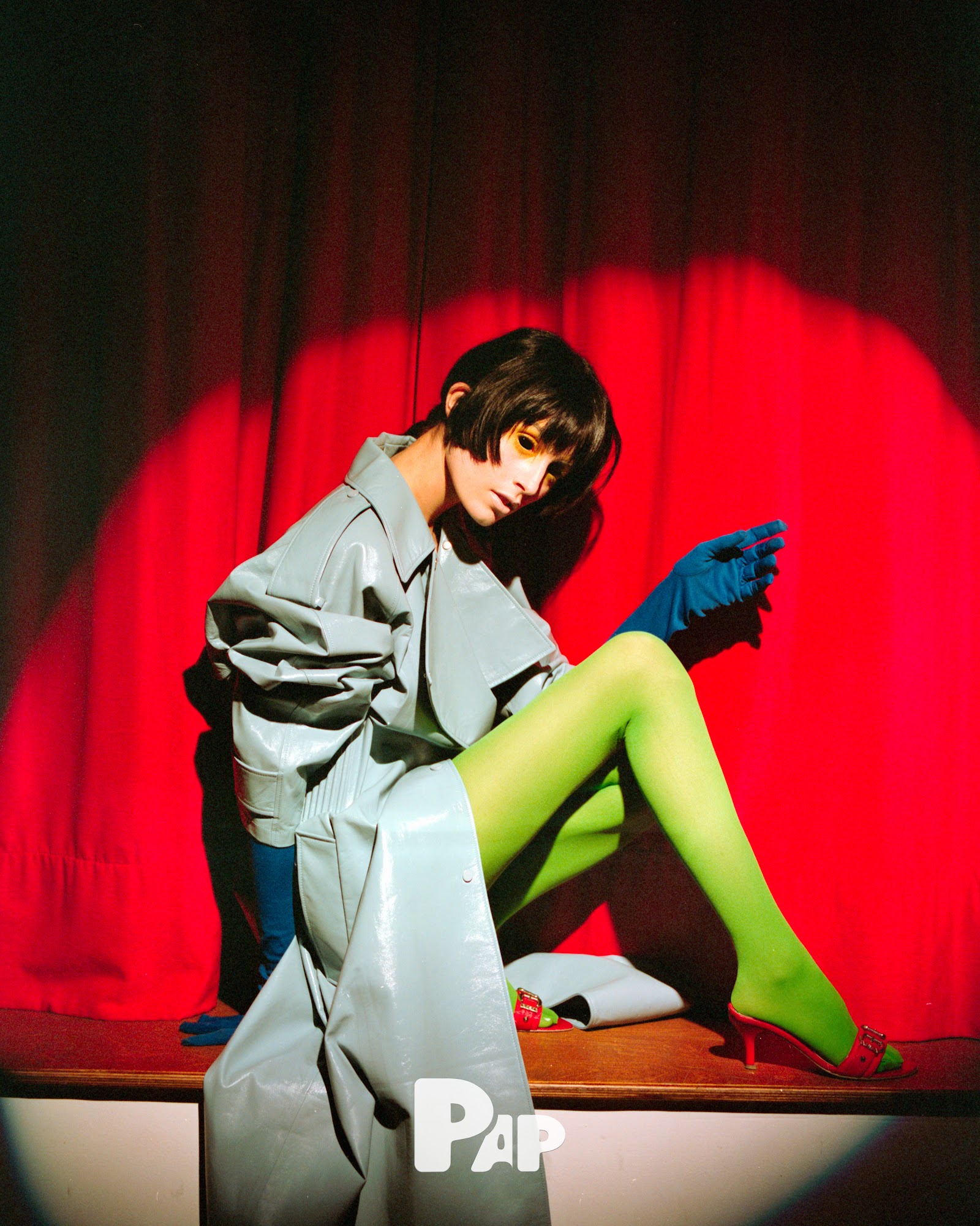 UNDER THE SPOTLIGHT — Look 7